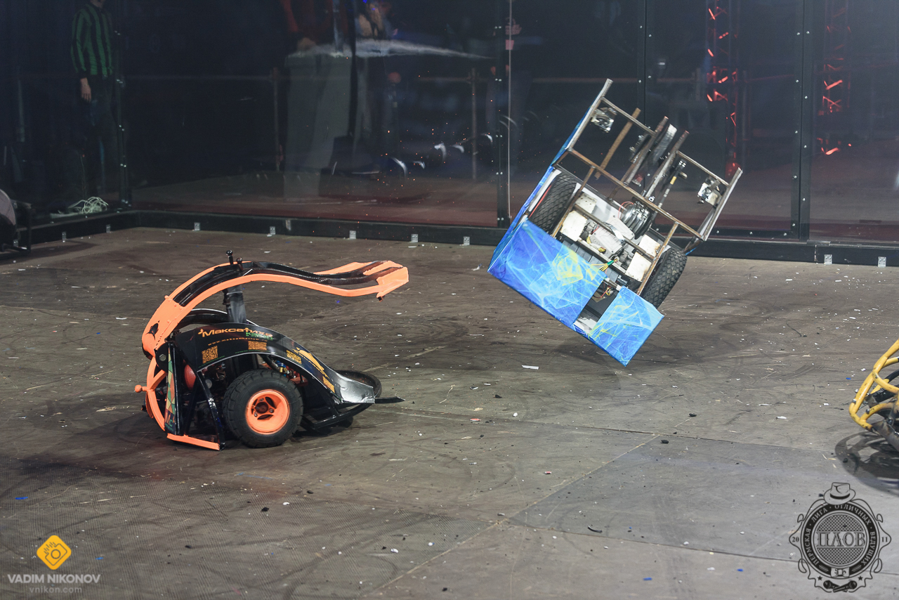 Битва роботов казань видео. Битва роботов на арене шоу. Битва роботов соревнования. Робот для битвы роботов.